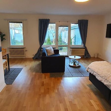 Apartment With Garden Near Metro! Stockholm Eksteriør billede
