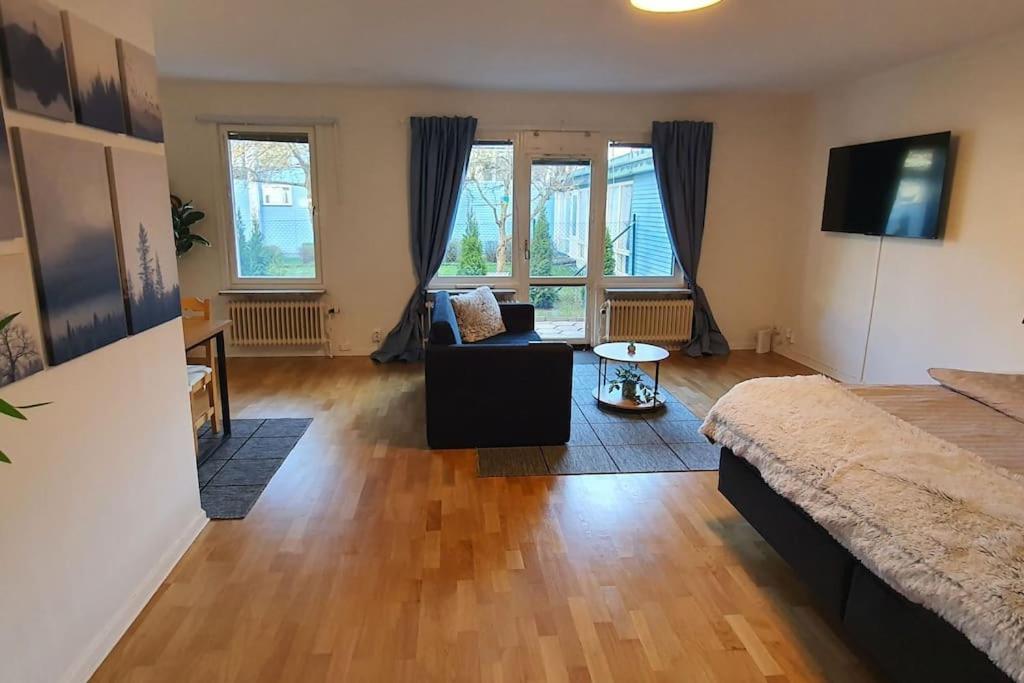 Apartment With Garden Near Metro! Stockholm Eksteriør billede