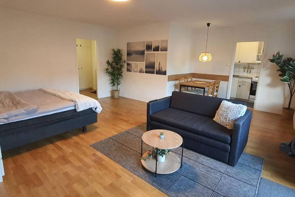 Apartment With Garden Near Metro! Stockholm Eksteriør billede